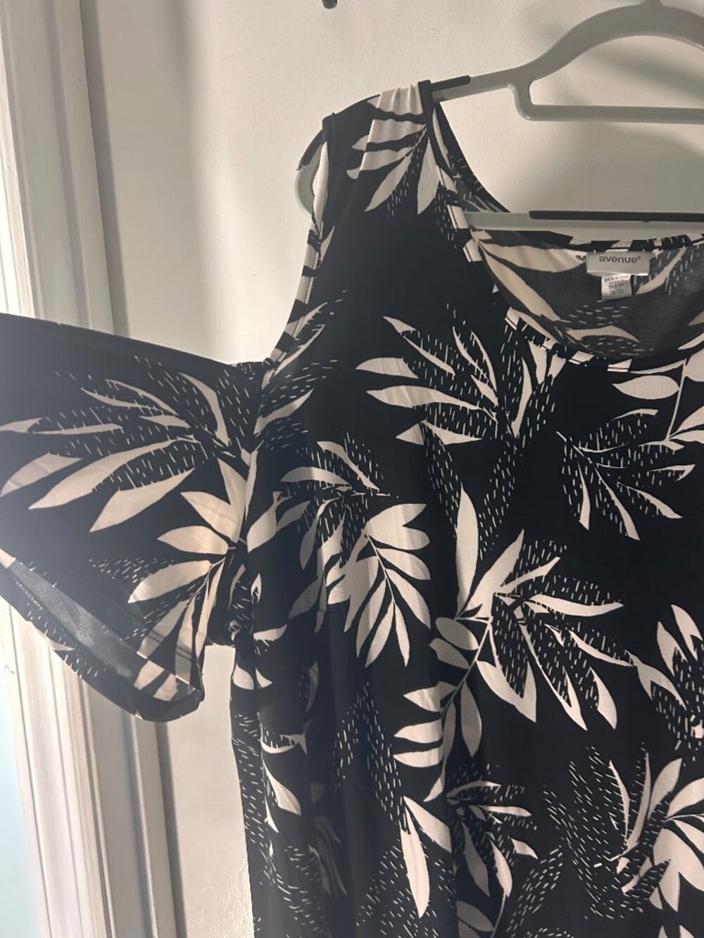 Avenue 26/28 Black White Tropical Leaf Cold Shoulder Flutter Sleeve Tunic - Picture 2 of 9